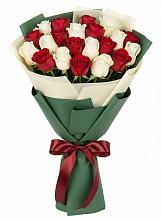 Букет Микс из красных и белых роз в Болгатищево