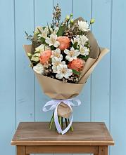 Букет цветов из:  Альстромерии, Лизиантусы, Розы и Хризантемы в Болгатищево