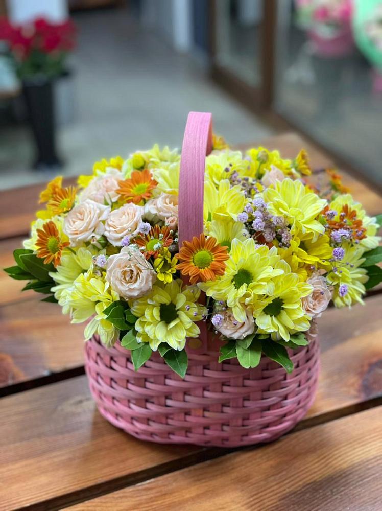Цветочная композиция из Хризантемы и Розы в корзине в Болгатищево