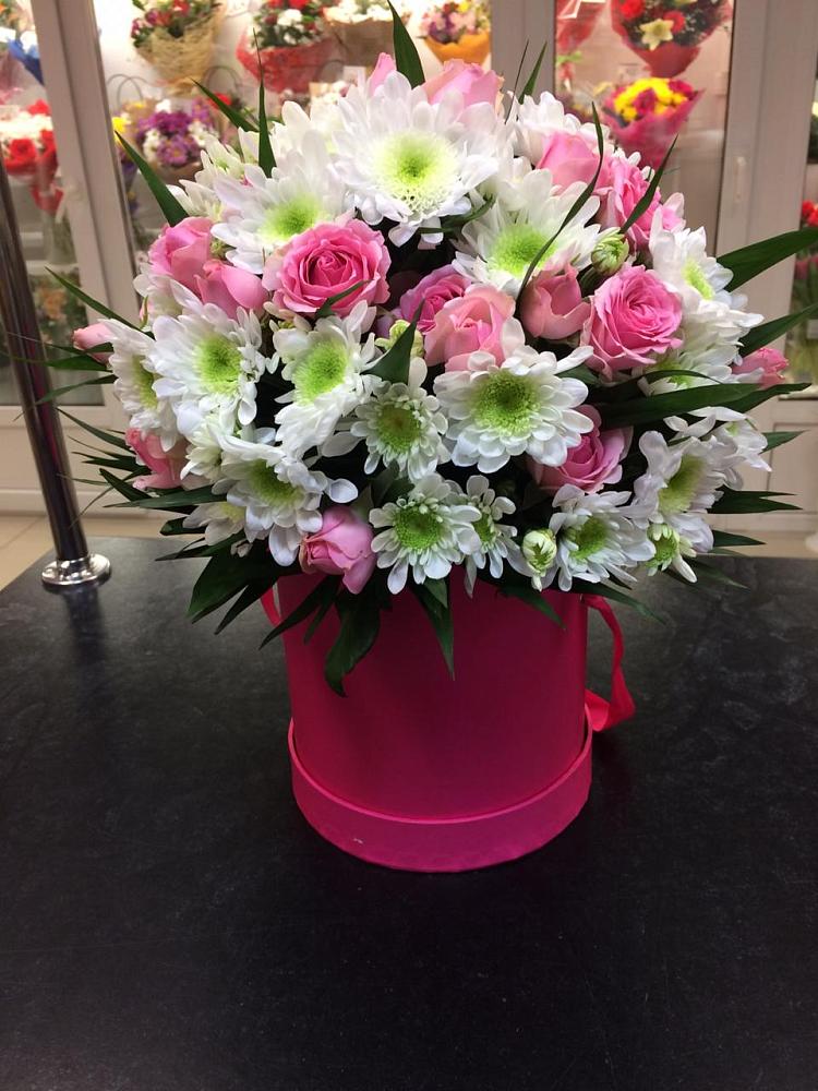 Цветочная композиция из Розы и Хризантемы в шляпной коробке в Болгатищево