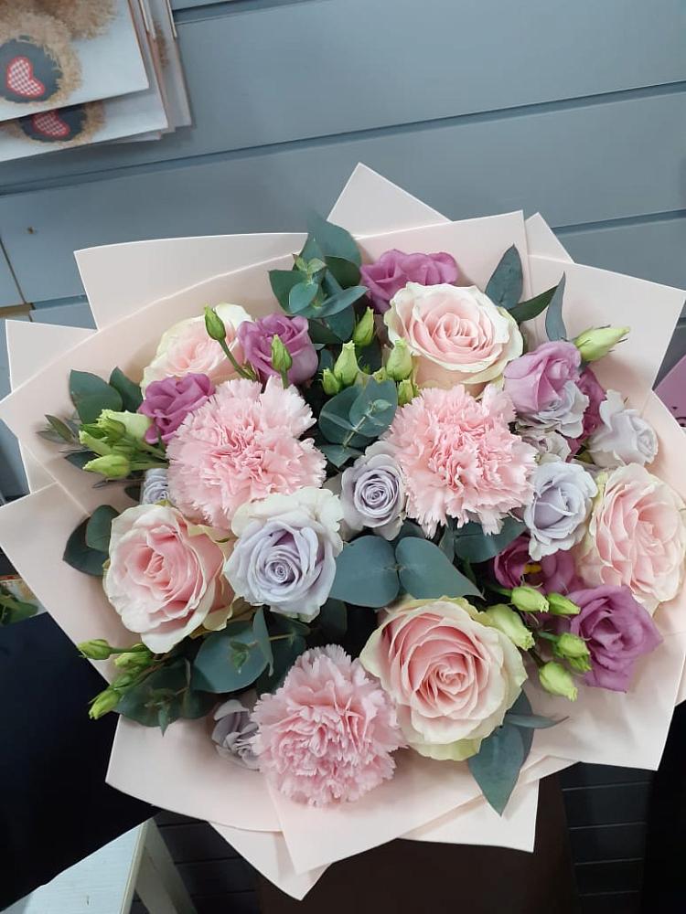 Букет цветов из: Розы, Гвоздики и Лизиантусы в Болгатищево